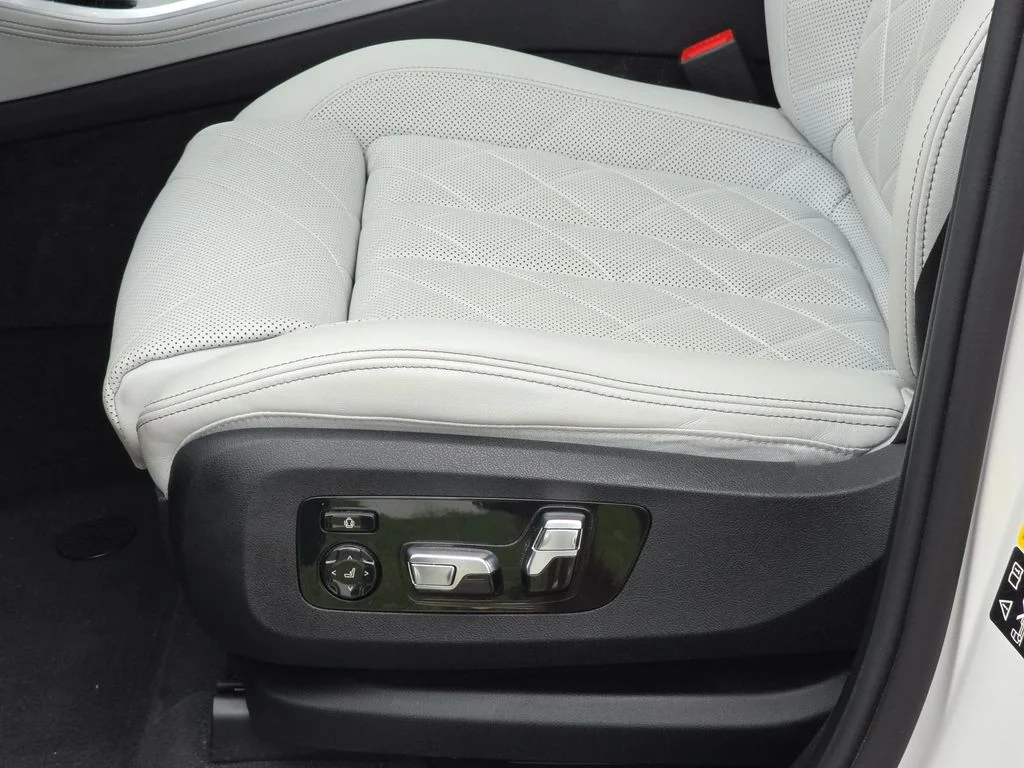 Used 2024 Alpine White BMW xDrive40i image 30