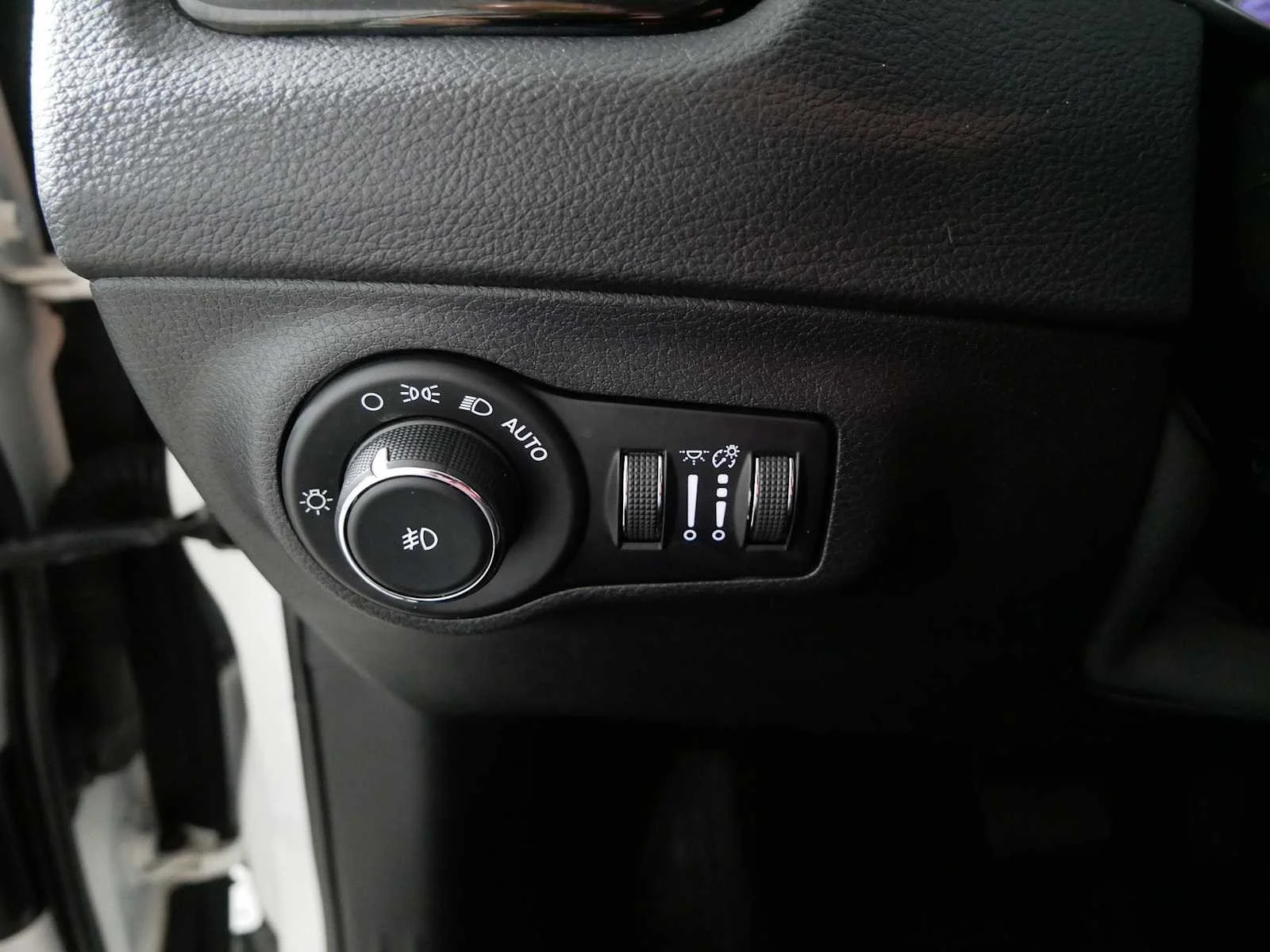 Used 2018 Billet Silver Metallic Clearcoat Jeep Limited image 26