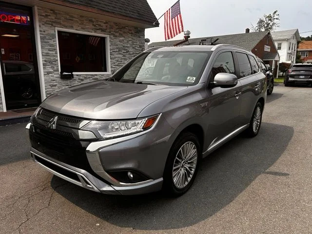 Used 2022  Mitsubishi  image 1