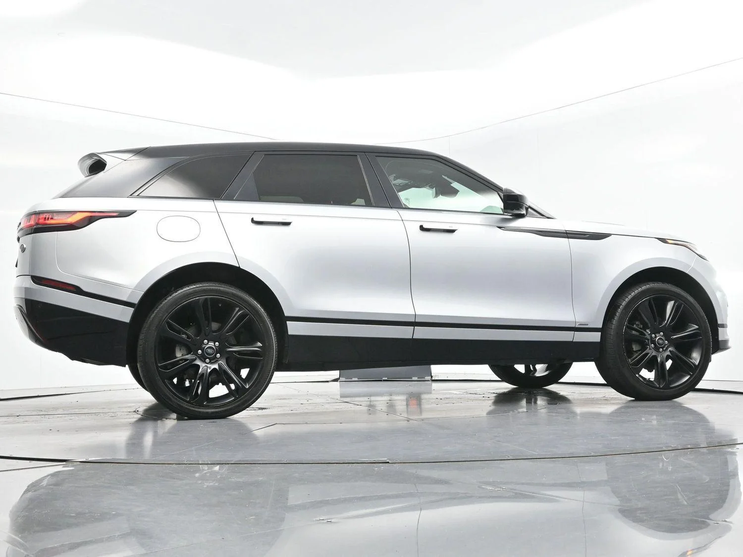 Used 2020 Silicon Silver Premium Metallic Land Rover R-Dynamic S image 49