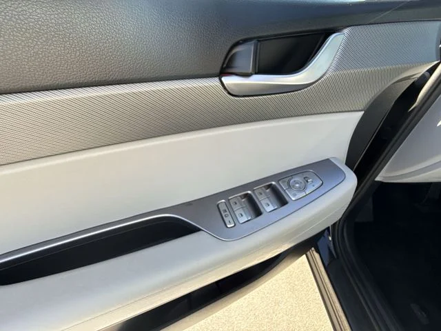 Used 2023 Black Hyundai SEL image 13