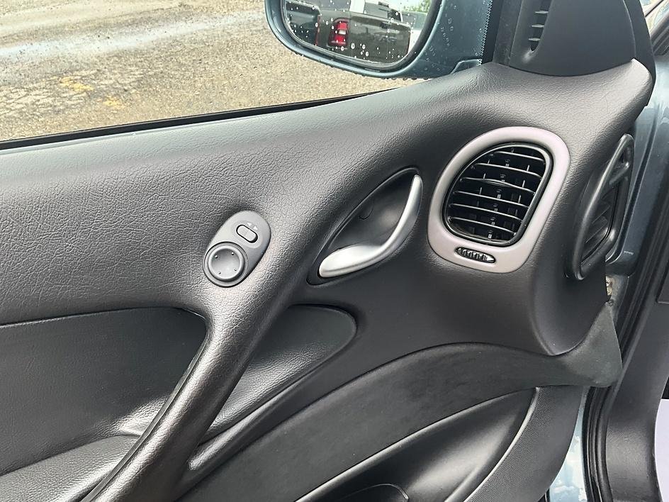Used 2006 Gray Pontiac Base image 13