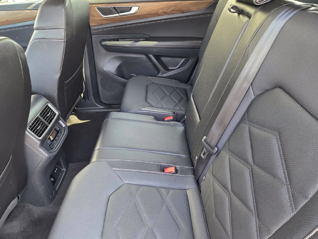 Used 2025  Volkswagen 2.0T SE w/Technology image 12