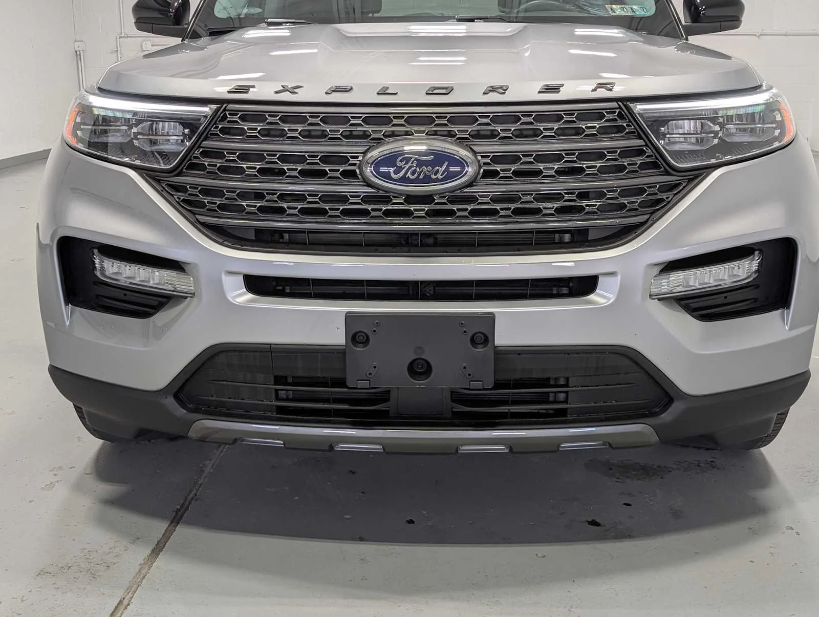 Used 2023 Iconic Silver Metallic Ford XLT image 2