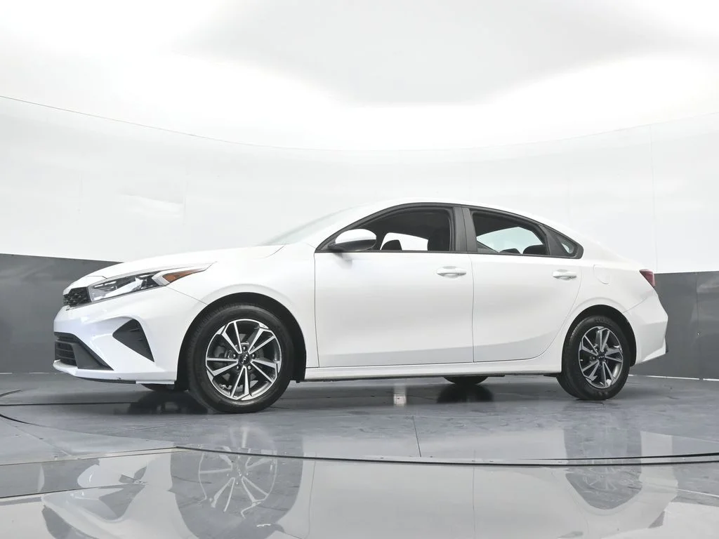 Used 2023 Snow White Pearl Kia LXS image 49