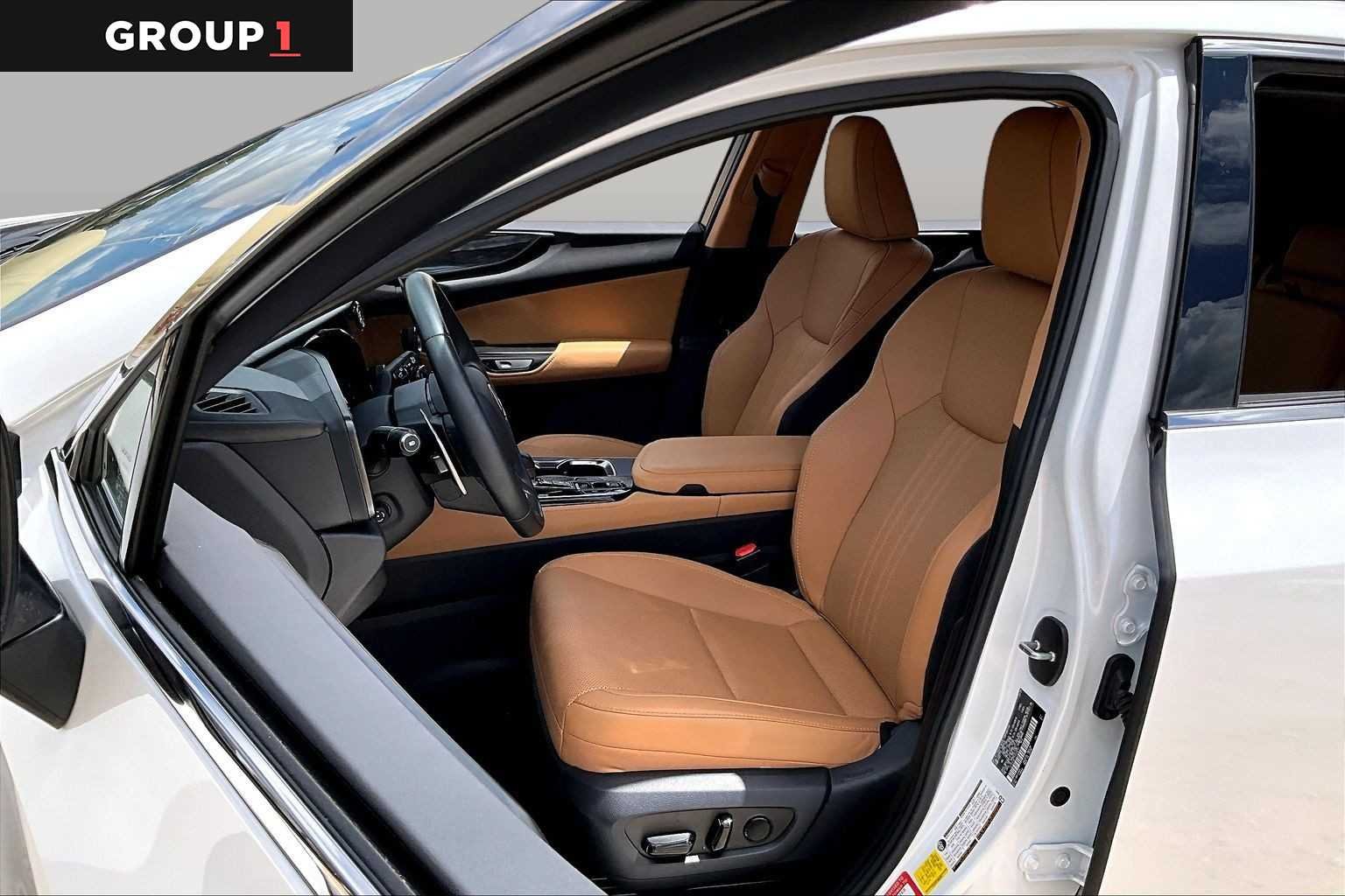 Used 2025 Eminent White Pearl Lexus Premium image 7
