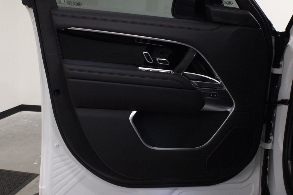 Used 2025 White Land Rover SE image 21