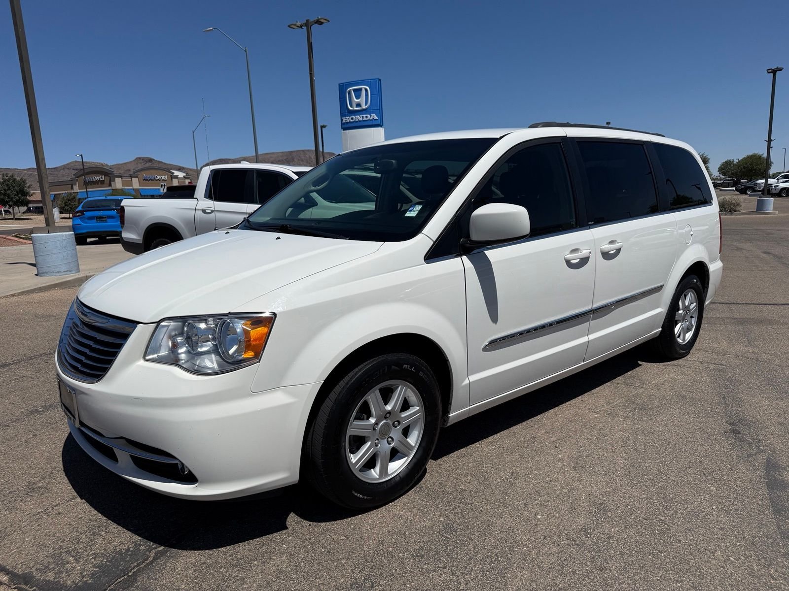 2012 Chrysler Town & Country Touring's photo