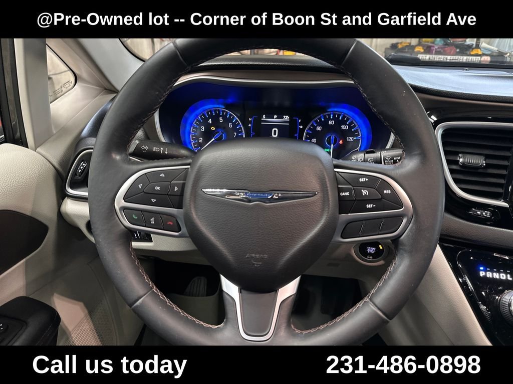 Used 2018 Gray Chrysler Touring L image 20