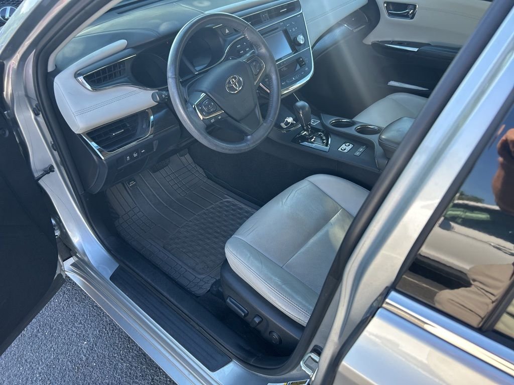 Used 2016 Silver Toyota XLE Premium image 7