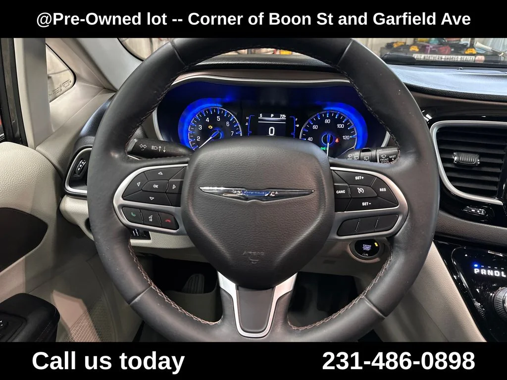 Used 2018 Gray Chrysler Touring L image 20