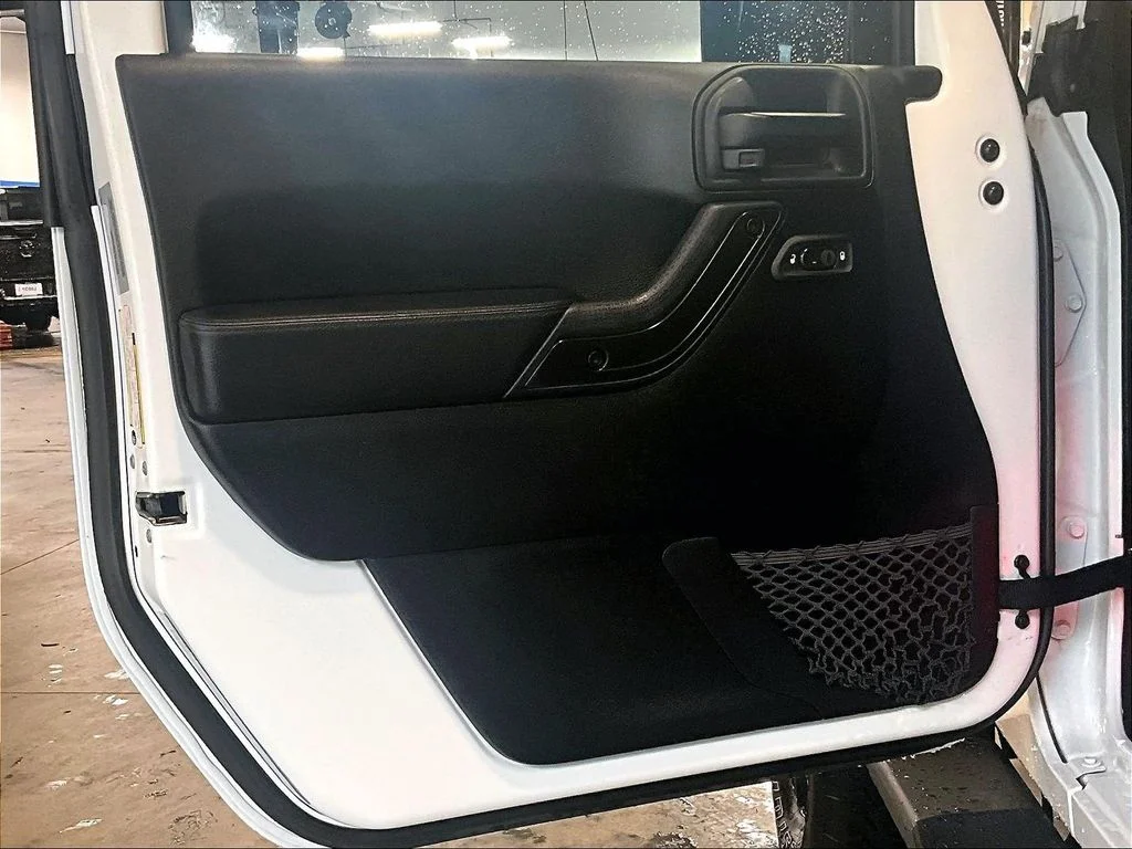Used 2017 White Jeep Sahara image 9