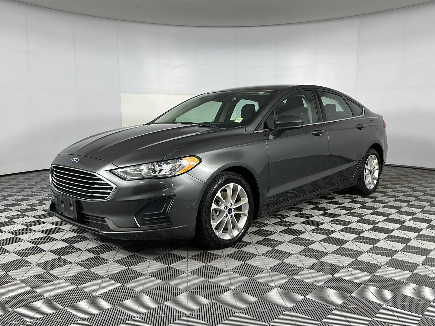 Used 2020 Magnetic Ford SE image 3
