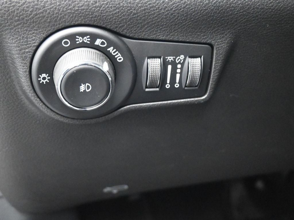 New 2026 Diamond Black Crystal Pearl-Coat Exterior Paint Jeep Latitude image 21