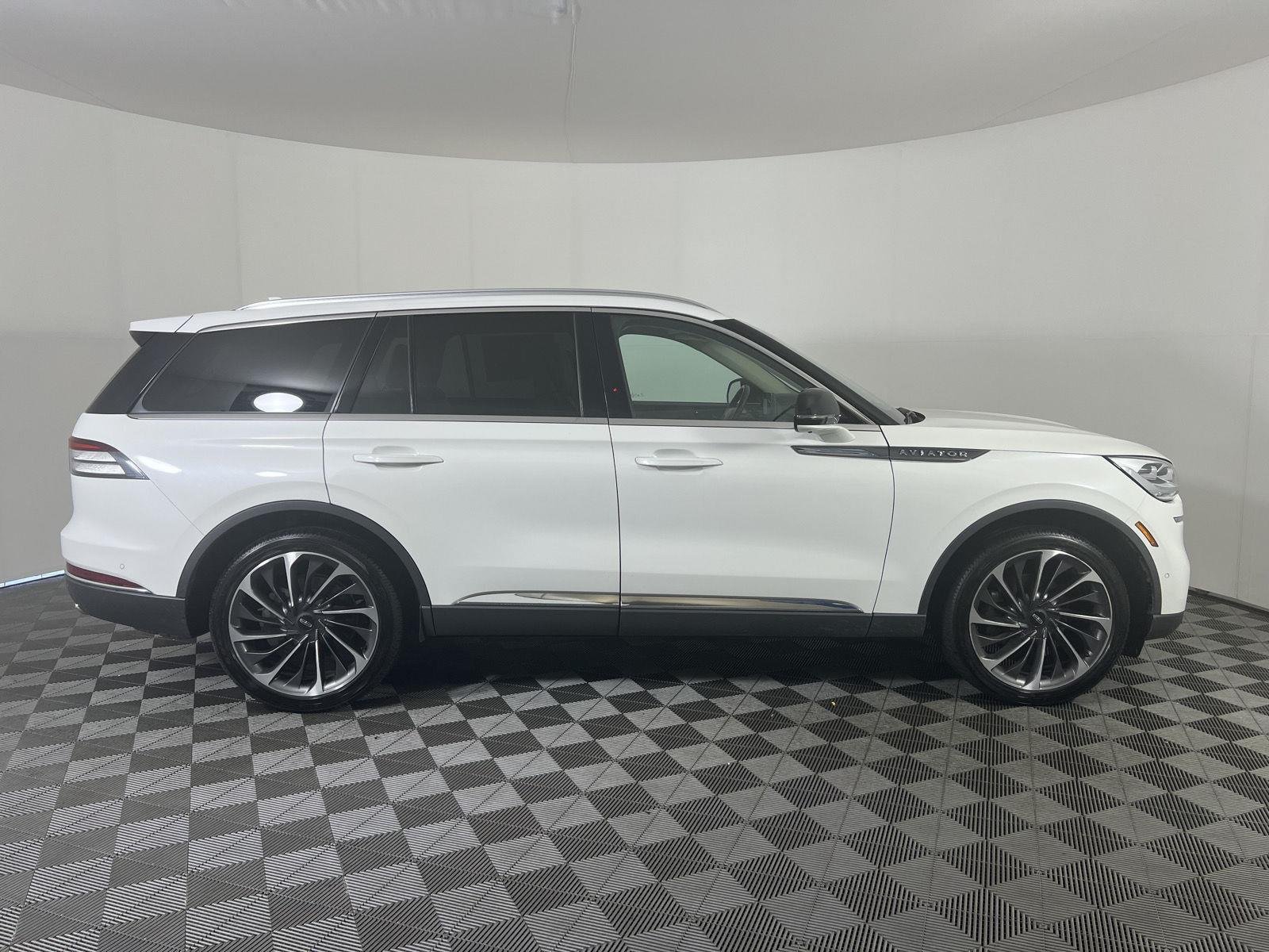Used 2022 Pristine White Lincoln Reserve image 2