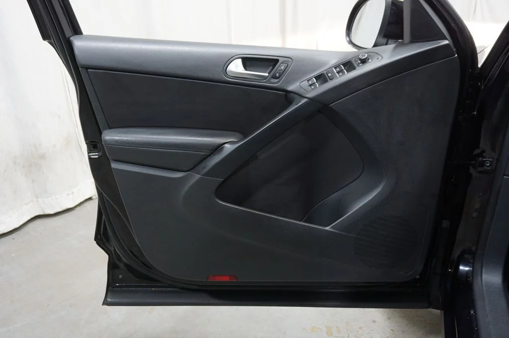 Used 2016 Deep Black Pearl Volkswagen SE image 24