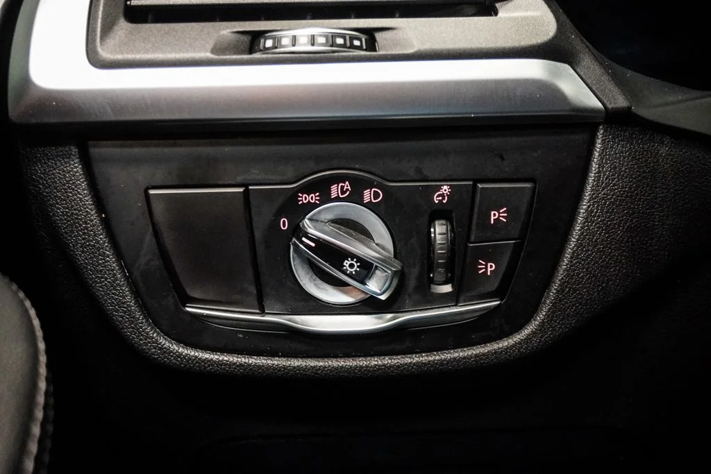 Used 2022 White BMW xDrive30i image 26