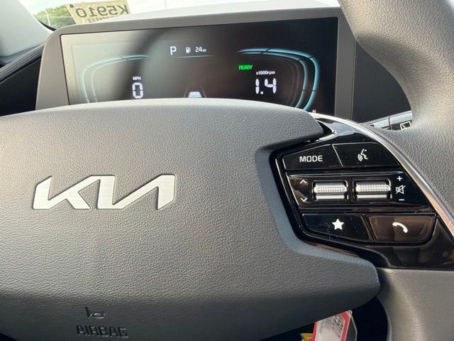 New 2026 Snow White Pearl Kia LX image 21