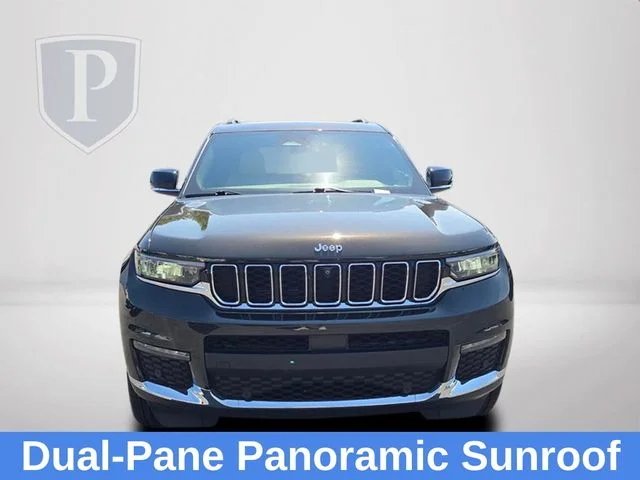Used 2023  Jeep Limited image 12