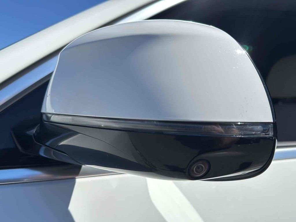 Used 2022 White BMW xDrive40i image 32