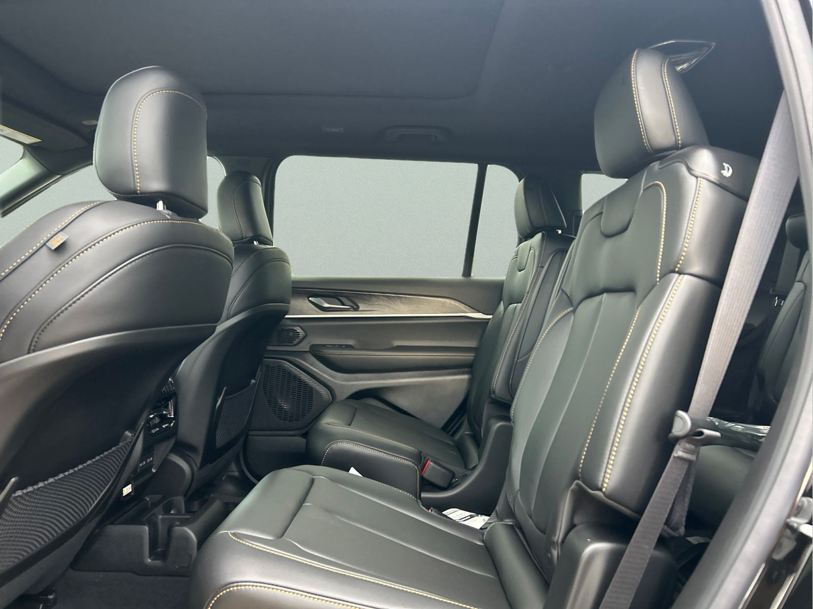 New 2026 Diamond Black Crystal Pearlcoat Jeep  image 10