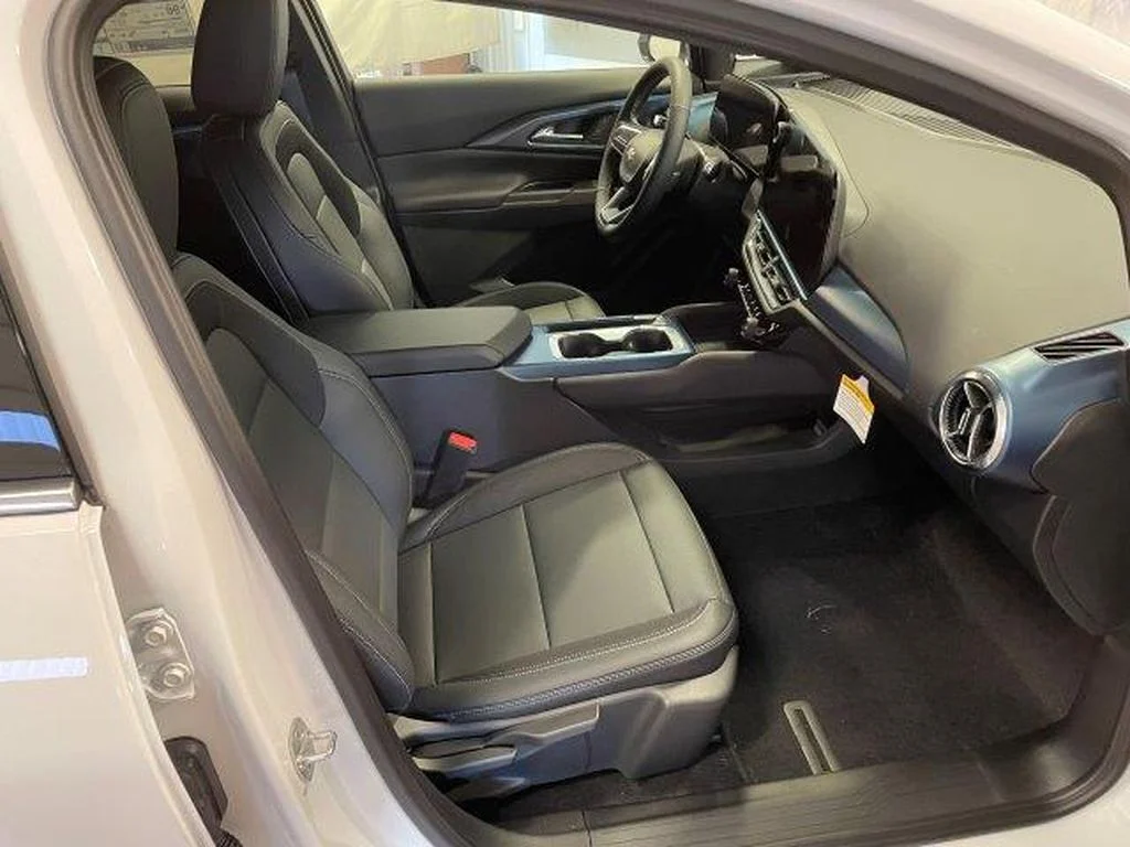 Used 2024 Summit White Chevrolet LT image 18