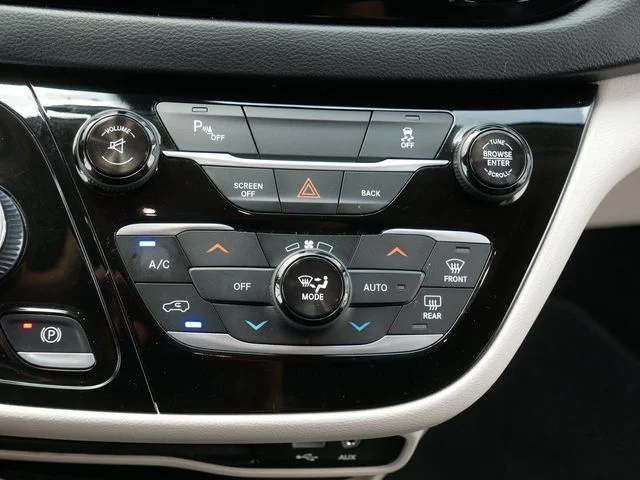 Used 2017 Silver Chrysler Premium image 32