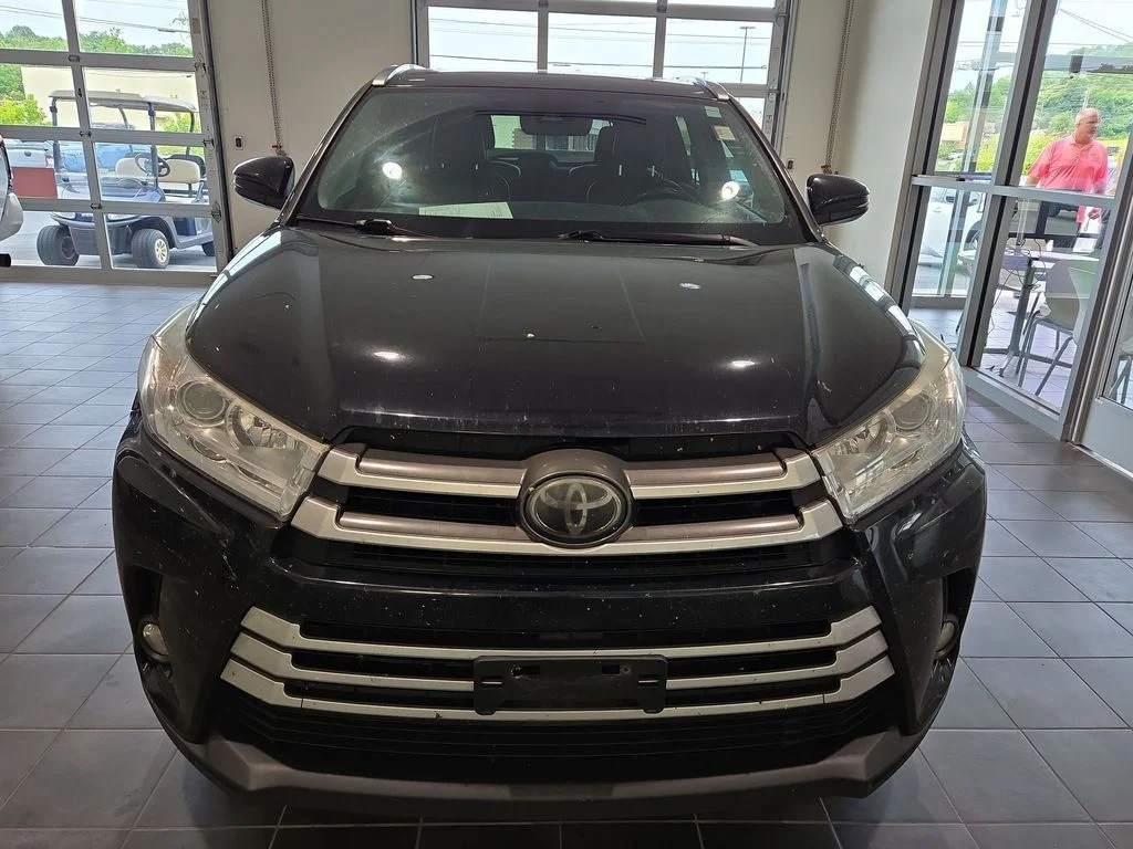 Used 2018 Black Toyota XLE image 1