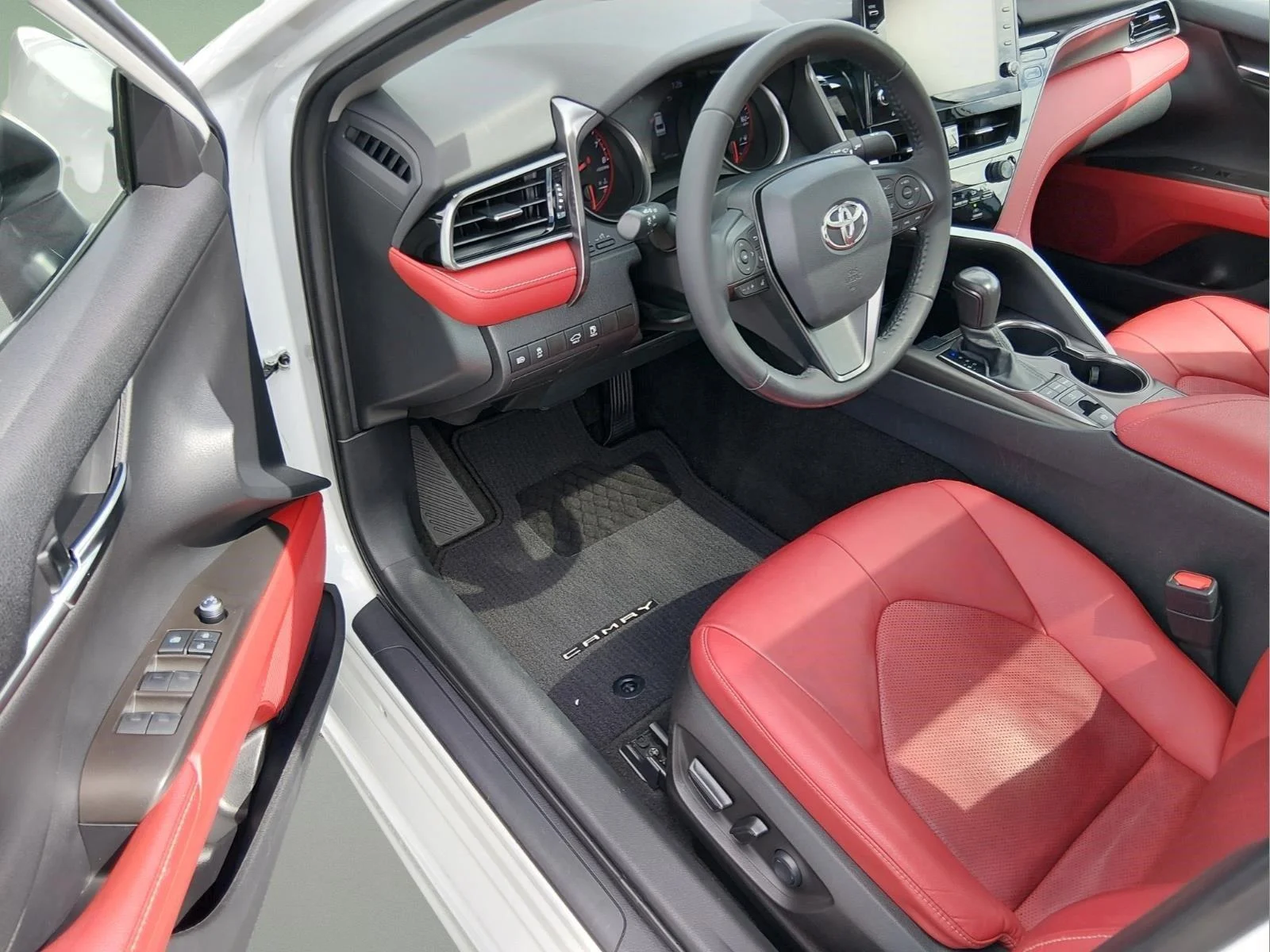 Used 2021 Wind Chill Pearl Toyota XSE image 15