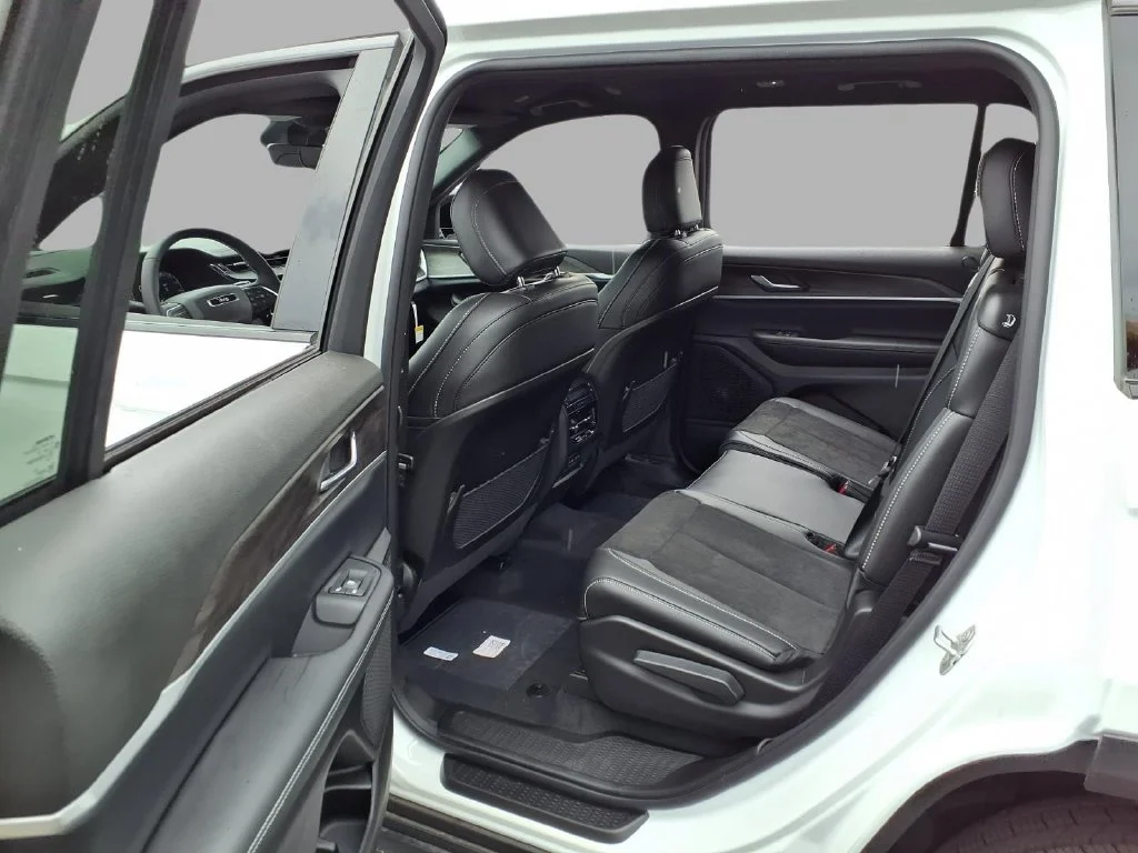 New 2026 Bright White Clear-Coat Exterior Paint Jeep Altitude image 22
