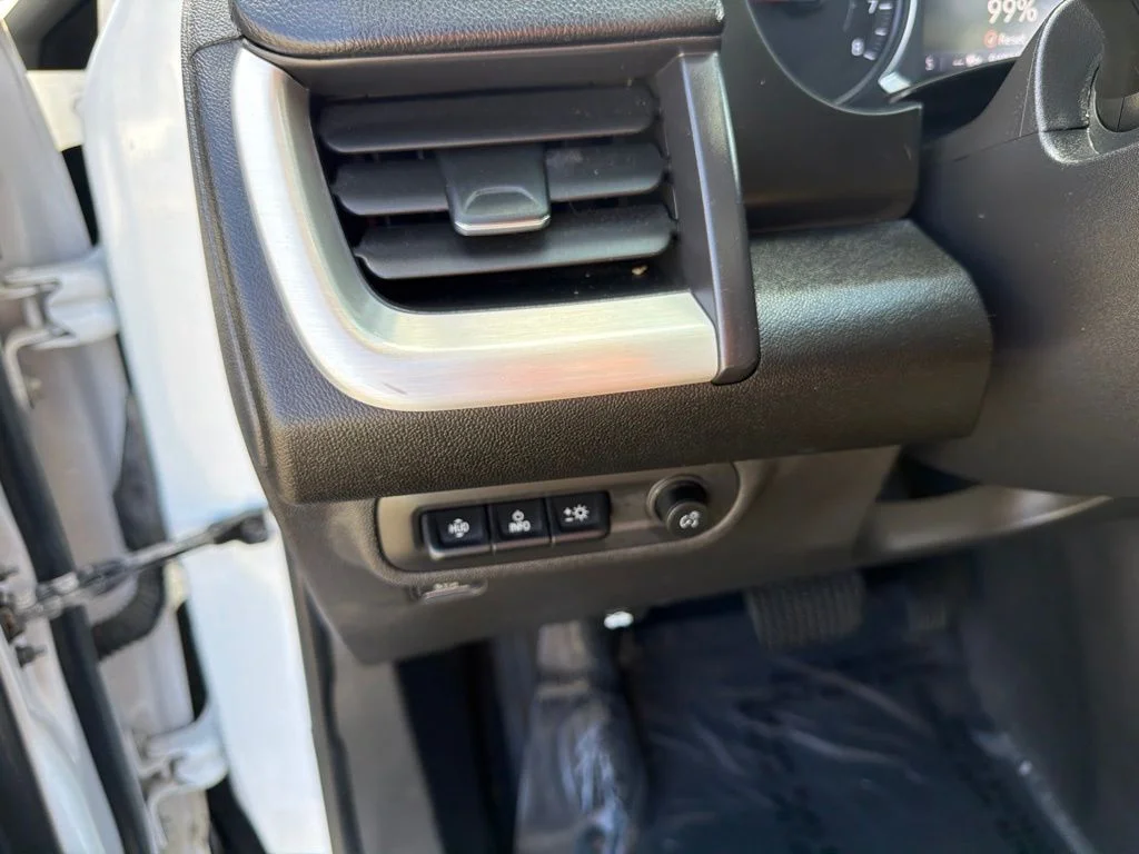 Used 2022 White GMC SLT image 39