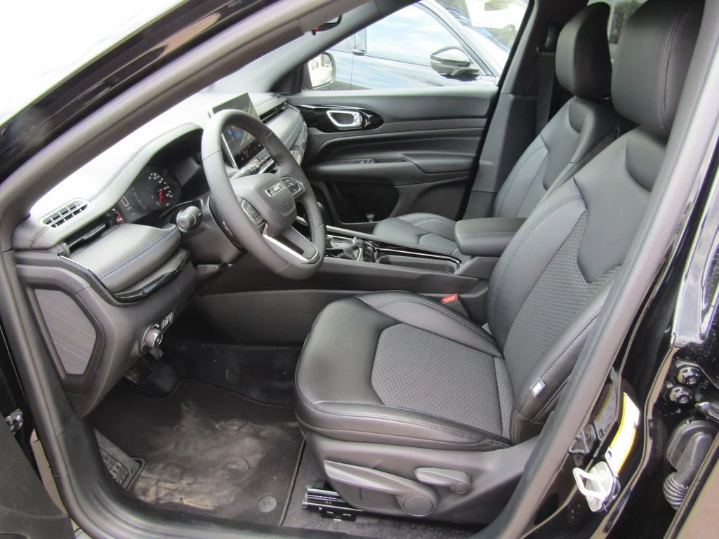 New 2026 Diamond Black Crystal Pearlcoat Jeep Latitude image 21
