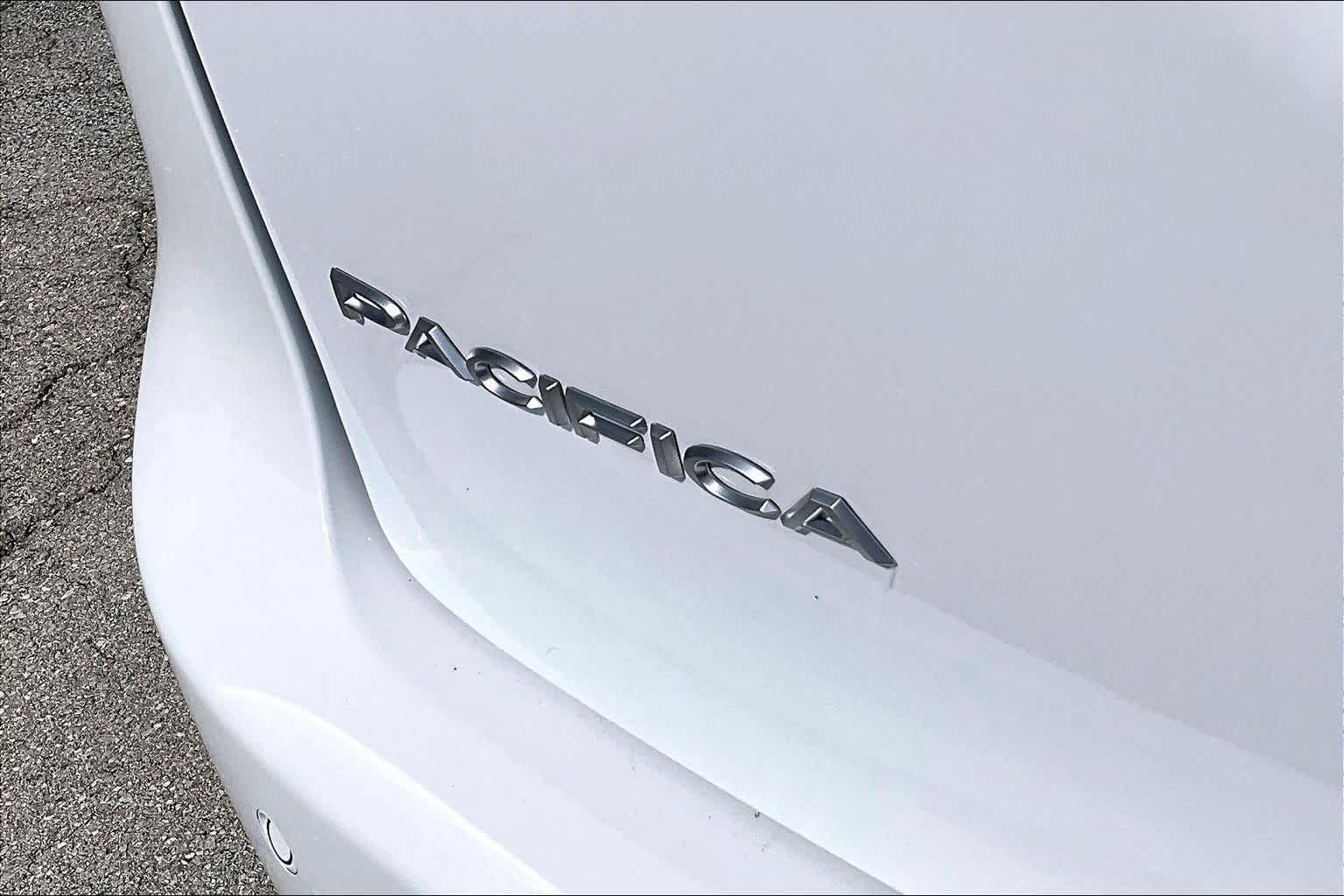 Used 2024 Bright White Clearcoat Chrysler Hybrid Pinnacle image 10
