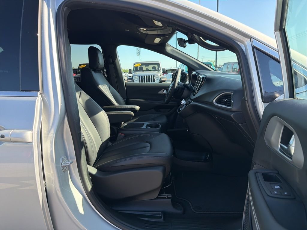 New 2026 Silver Mist Clear-Coat Exterior Paint Chrysler LX image 19