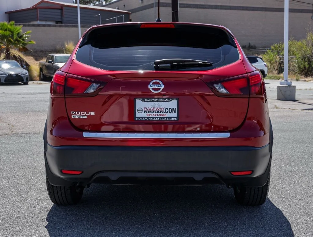 Used 2018 Red Nissan S image 4