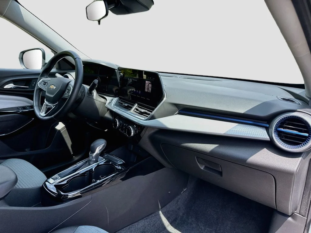 2025 Chevrolet Trax LT - Photo 31