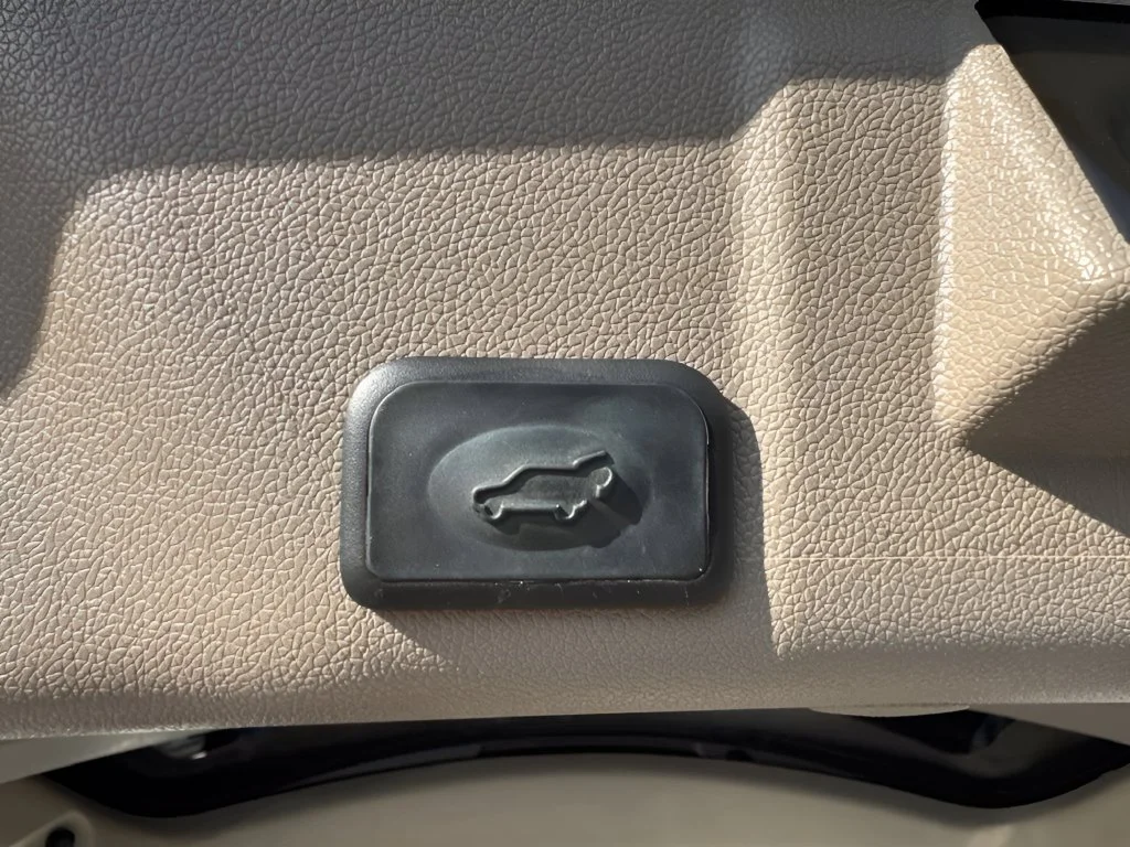 Used 2015 White GMC Denali image 31