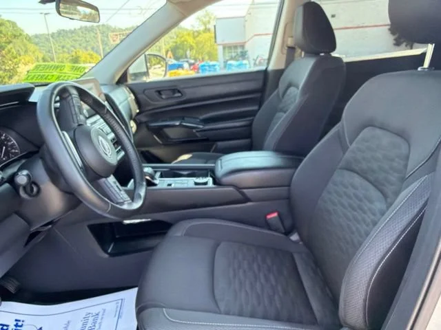 Used 2025 Silver Nissan SV image 27
