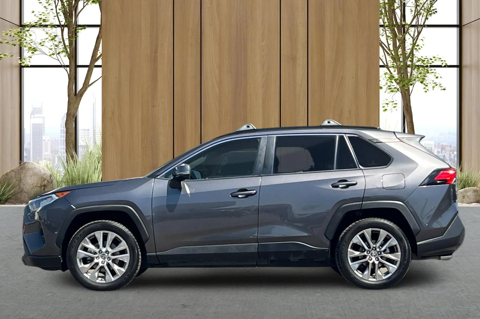 Used 2020 Gray Toyota XLE Premium image 7