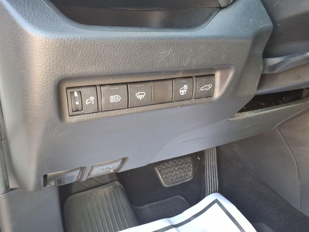 Used 2021 Blizzard Pearl Toyota XLE Premium image 18