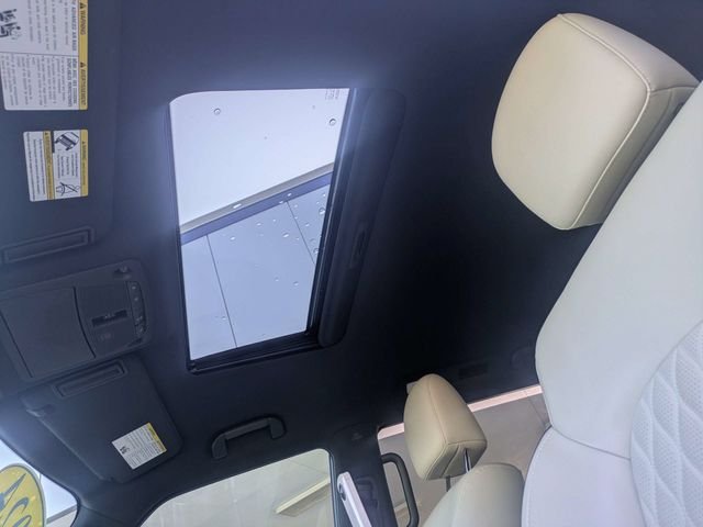 Used 2024 White INFINITI Sensory image 22