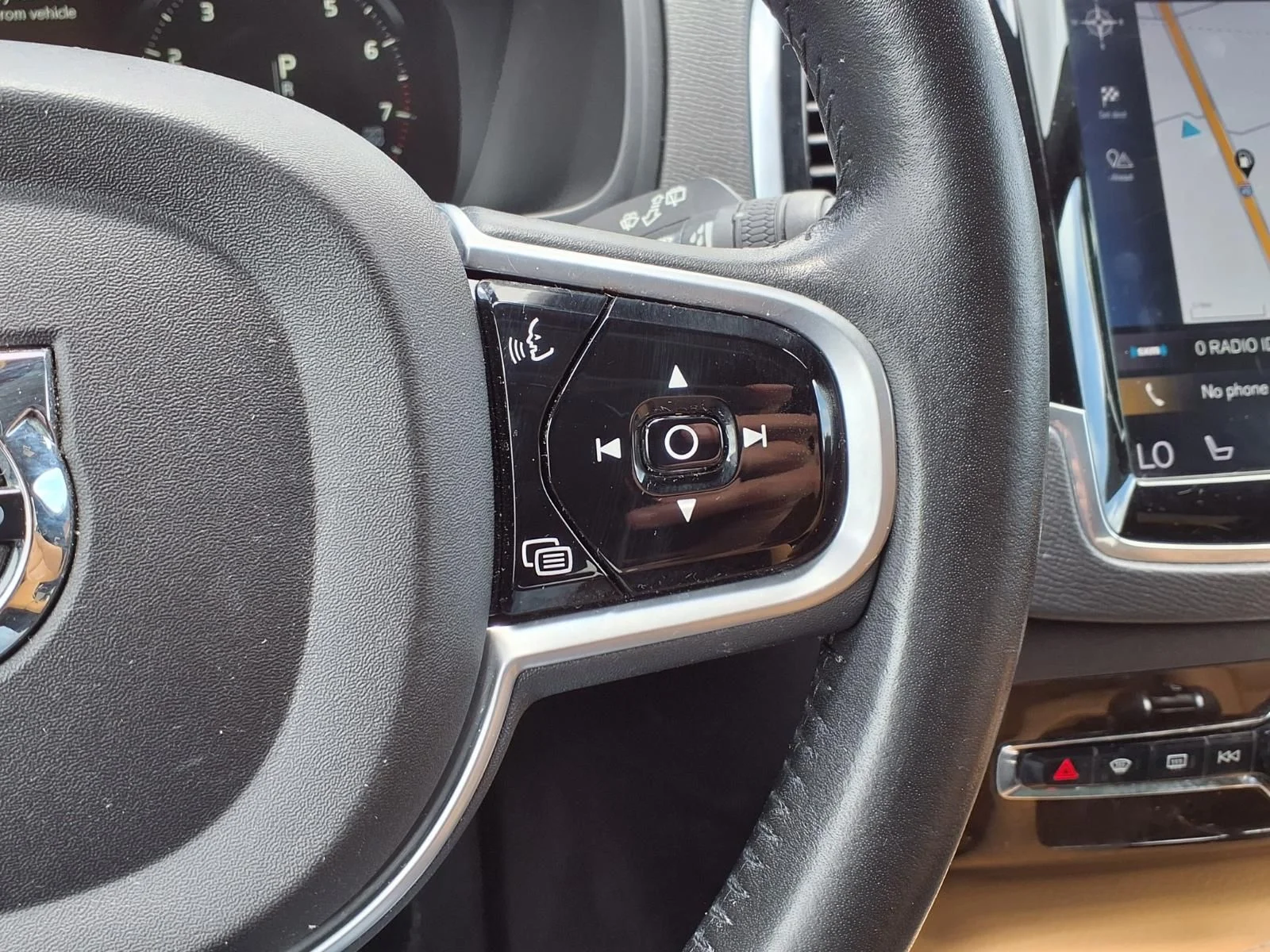 Used 2018 Gray Volvo T6 Momentum image 24