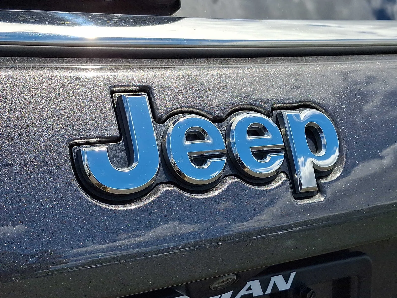 Used 2020 Granite Crystal Clearcoat Metallic Jeep Latitude image 29