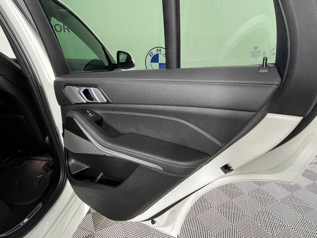 Used 2025 White BMW xDrive40i image 25