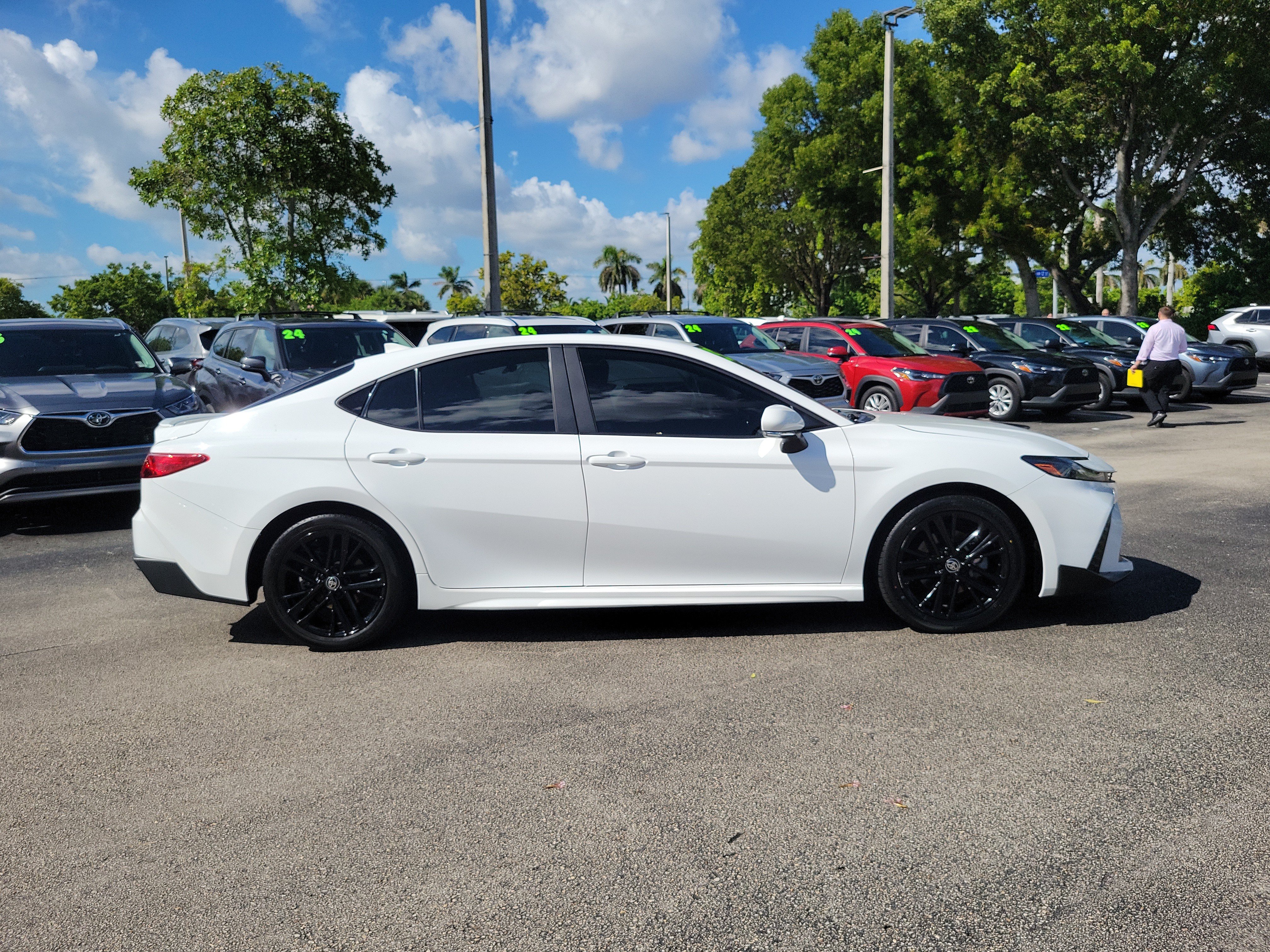 Used 2025 Ice Toyota SE image 4
