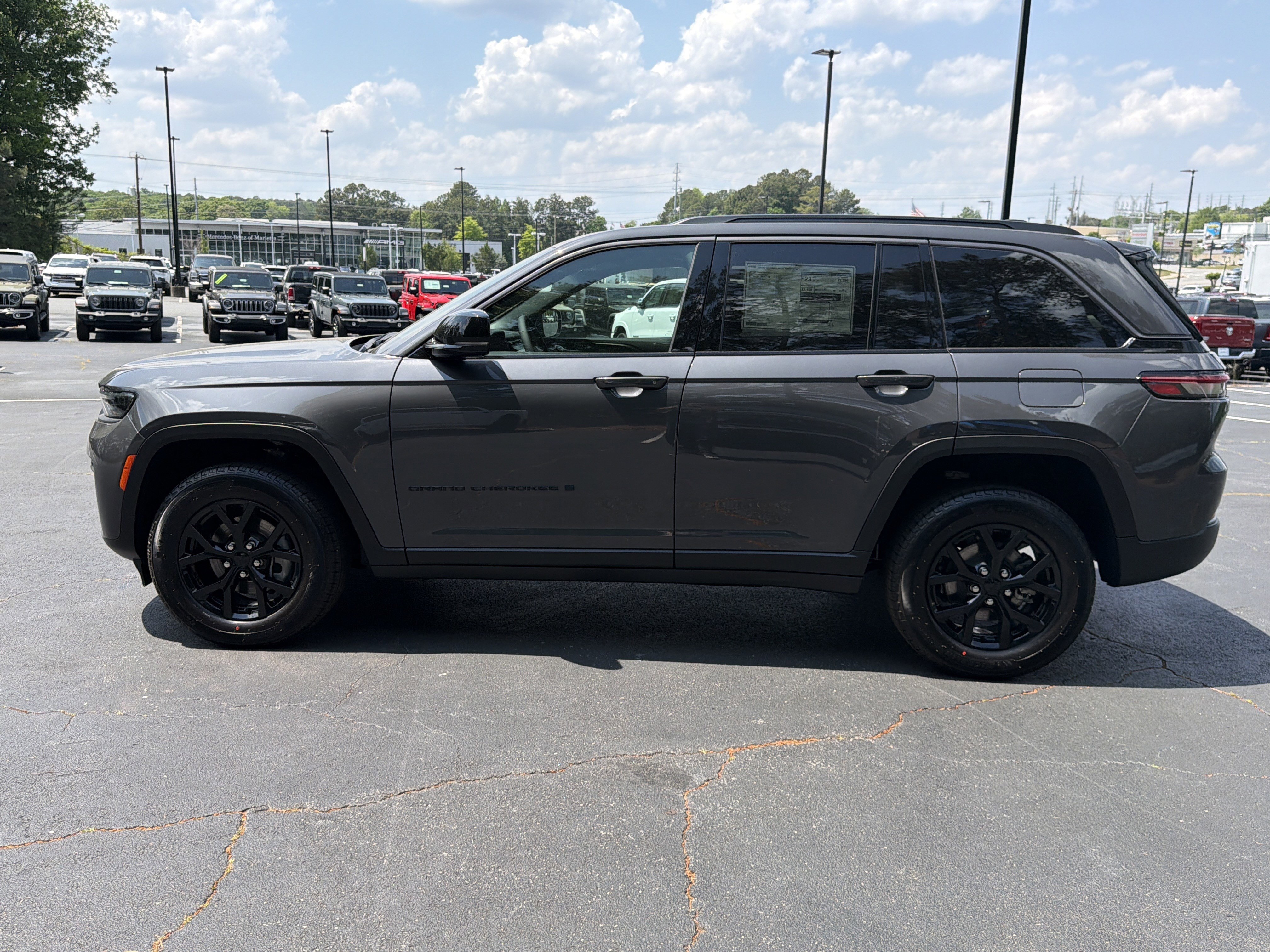 New 2026 Baltic Gray Metallic Clear-Coat Exterior Paint Jeep Altitude image 4