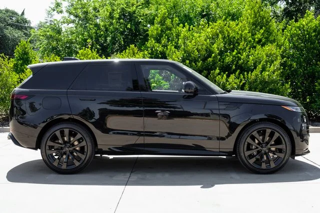 New 2026 Santorini Black Land Rover Dynamic SE image 8