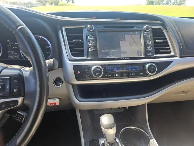 Used 2019 Silver Toyota XLE image 17