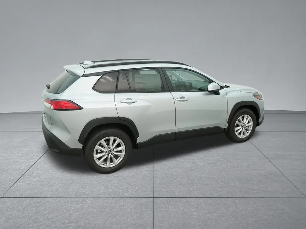 Used 2022 Silver Toyota LE image 12
