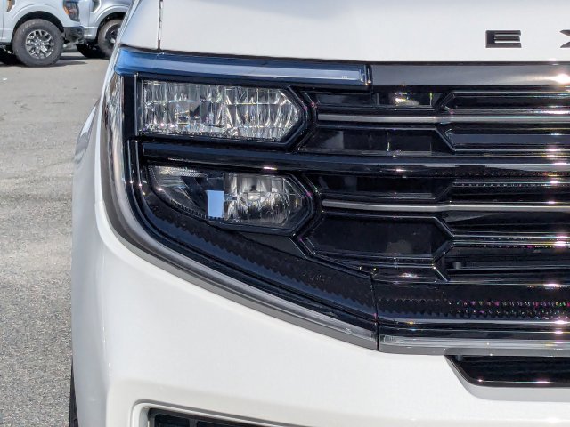 New 2025 Star White Metallic Tri-Coat Ford Platinum® MAX image 10